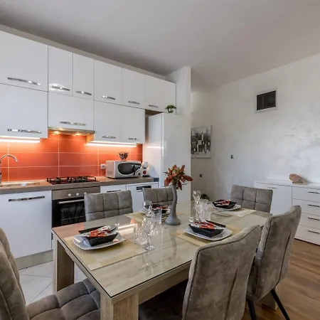 Apartment With A Parking Space Kastel Kambelovac, - 24198 *