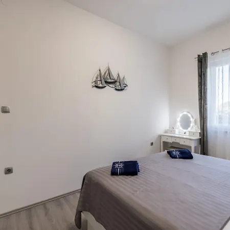 Apartment With A Parking Space Kastel Kambelovac, - 24198 *