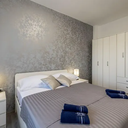 Apartment With A Parking Space Kastel Kambelovac, - 24198 Kastela