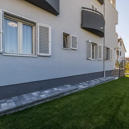 Apartment With A Parking Space Kastel Kambelovac, - 24198