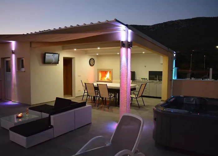 Apartman With A Parking Space Kastel Kambelovac, - 11678 Kastela