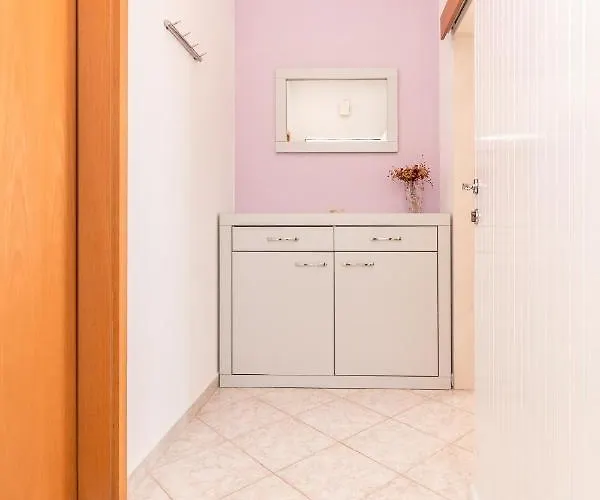 Apartman With A Parking Space Kastel Kambelovac, - 11678 *